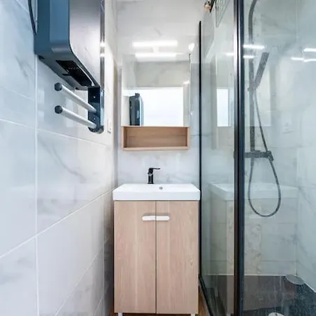 Apartment Proche Gem Et Gare: 3 Chambres-clim-balcon-wifi
