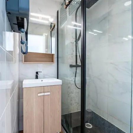 Proche Gem Et Gare: 3 Chambres-clim-balcon-wifi Apartment