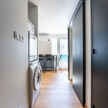 Apartment Proche Gem Et Gare: 3 Chambres-clim-balcon-wifi *